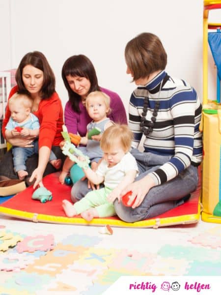 Drei Mütter mit Kleinkindern in der Spielgruppe