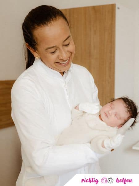 Kinderärztin mit Baby