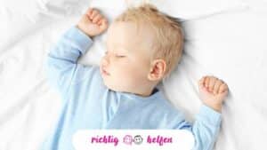 Baby macht Geräusche im Schlaf